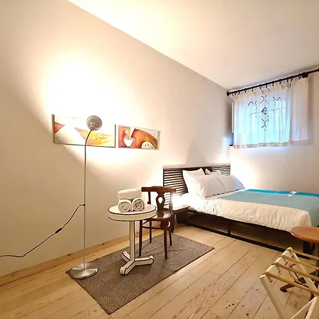 Mazzini Charming Getaway With Courtyard شقة