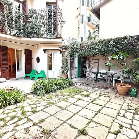 Mazzini Charming Getaway With Courtyard شقة