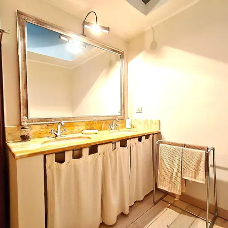 Mazzini Charming Getaway With Courtyard شقة